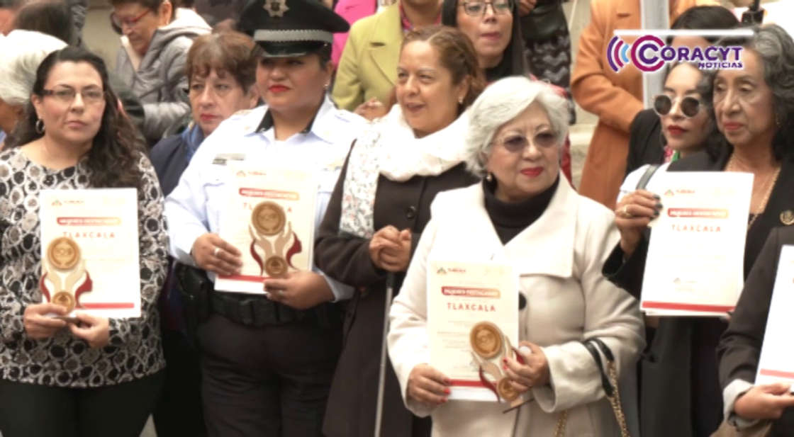 Distinguen a 500 tlaxcaltecas por sus aportes a la sociedad