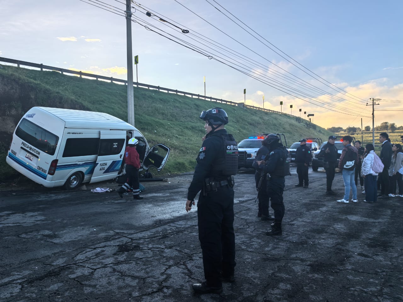 Aseguran SSC y Policía Municipal de Xaloztoc a tres sujetos por robo de una unidad de transporte público