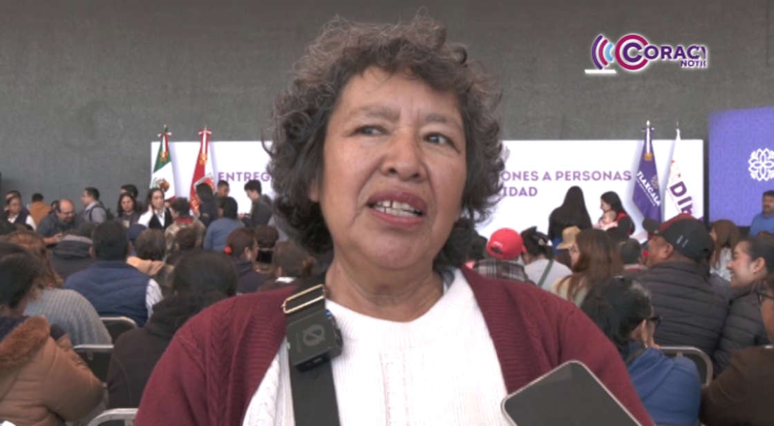 Rolanda cuida a su hermano Rafael, quien padece parálisis desde hace 50 años