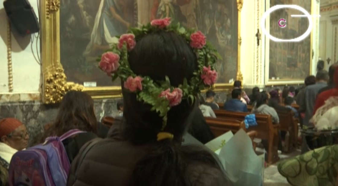 Fieles portan corona de flores en su visita a “San Miguel del Milagro”