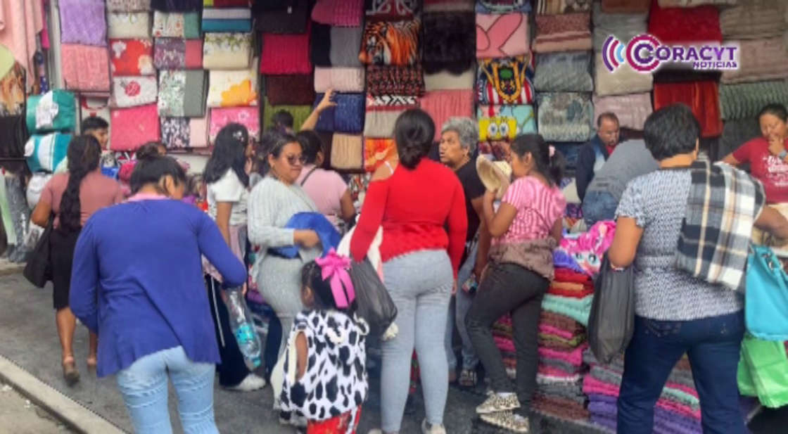 Incrementan ventas de artesanos de Ixcotla por paso de peregrinos