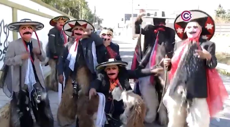 Artesano de Quilehtla preserva la tradición del traje de los “chivarrudos”